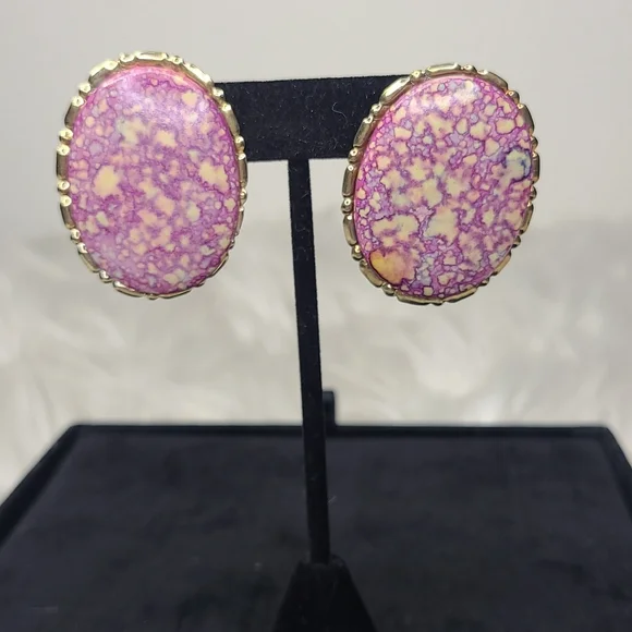 Vintage Stud Earrings Oval Shape Gold Tone Lavender Pink Marbling Everyday Retro - Picture 1 of 5
